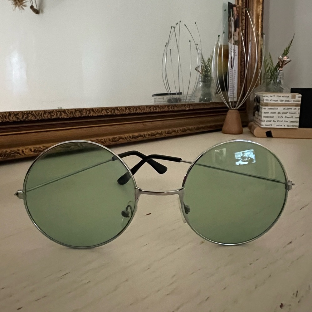 Circle sunglasses with Silver rim and green lens